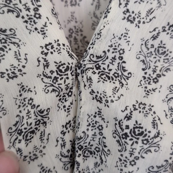 About a Girl Off-White Damask Print Wrap Style Chiffon Blouse Size Extra Large - Picture 3 of 5